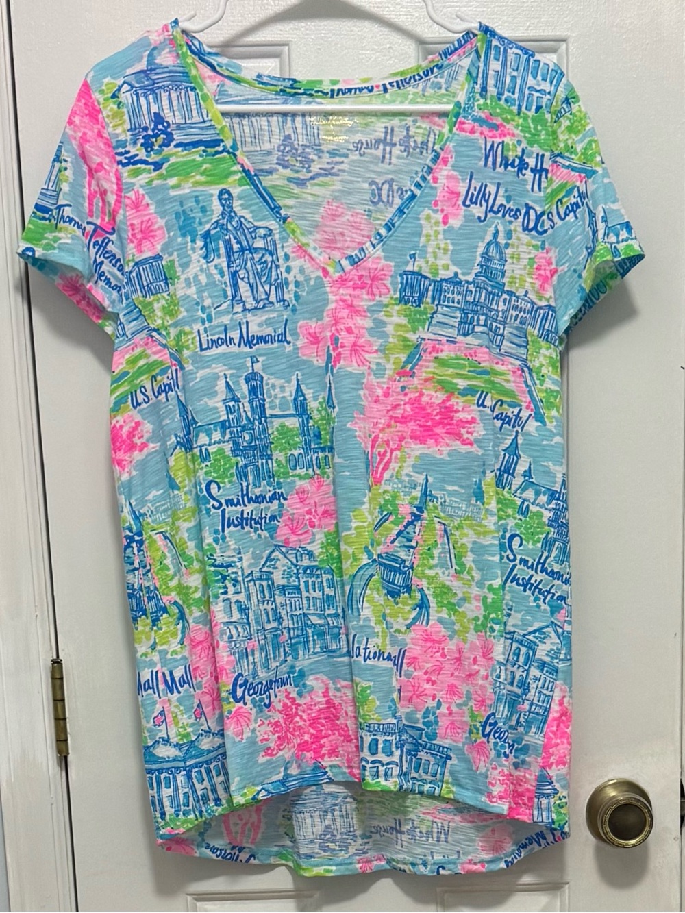 Lilly Pulitzer Etta V-neck T-Shirt Lilly Loves Washington DC L